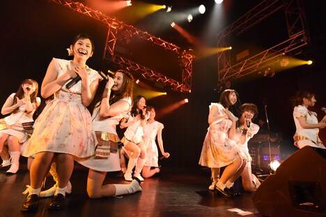 LinQ、Kiss Beeによるコラボライブの様子。
