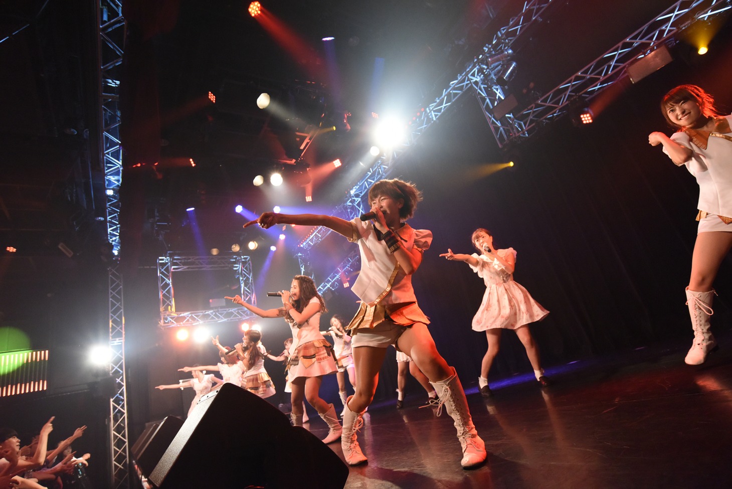 LinQ、Kiss Beeによるコラボライブの様子。