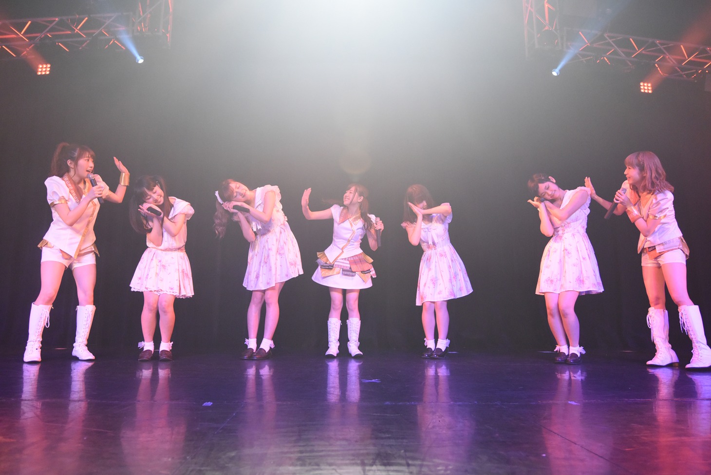 LinQ、Kiss Beeによるコラボライブの様子。