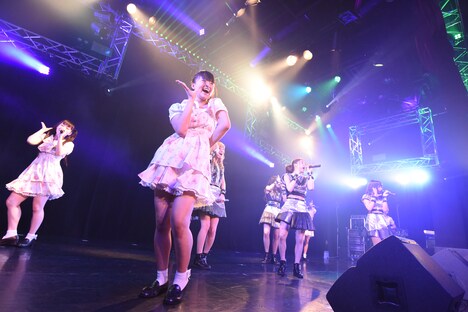 GEM、Kiss Beeによるコラボライブの様子。