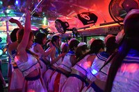 「Hummer Party Bus」車内の様子。