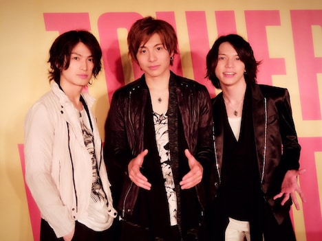 タワーレコード渋谷店でインストアイベントを行ったUnknown Number!!!の3人。(左から)松田凌、宮崎秋人、北村諒。