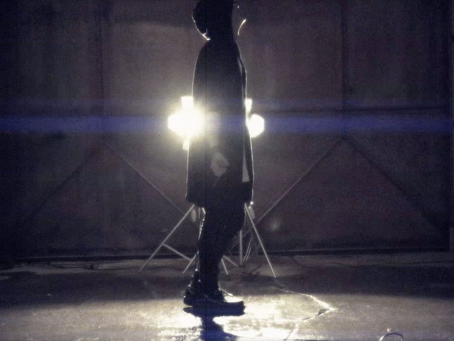 塩原康孝「borderless」ミュージックビデオのワンシーン。