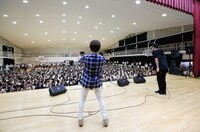 コブクロによる公開収録の様子。（写真提供：FM802）