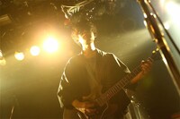 フセタツアキ（G, Cho）（撮影：結城さやか）