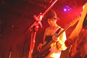 スダユウキ(B)(撮影:結城さやか)