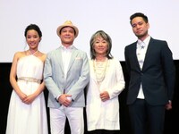 映画「手をつないでかえろうよ～シャングリラの向こうで～」完成披露試写会舞台挨拶に登壇した七海、川平慈英、奈良橋陽子監督、JAY'ED（左から）。