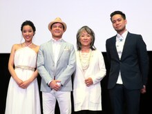 映画「手をつないでかえろうよ～シャングリラの向こうで～」完成披露試写会舞台挨拶に登壇した七海、川平慈英、奈良橋陽子監督、JAY'ED（左から）。