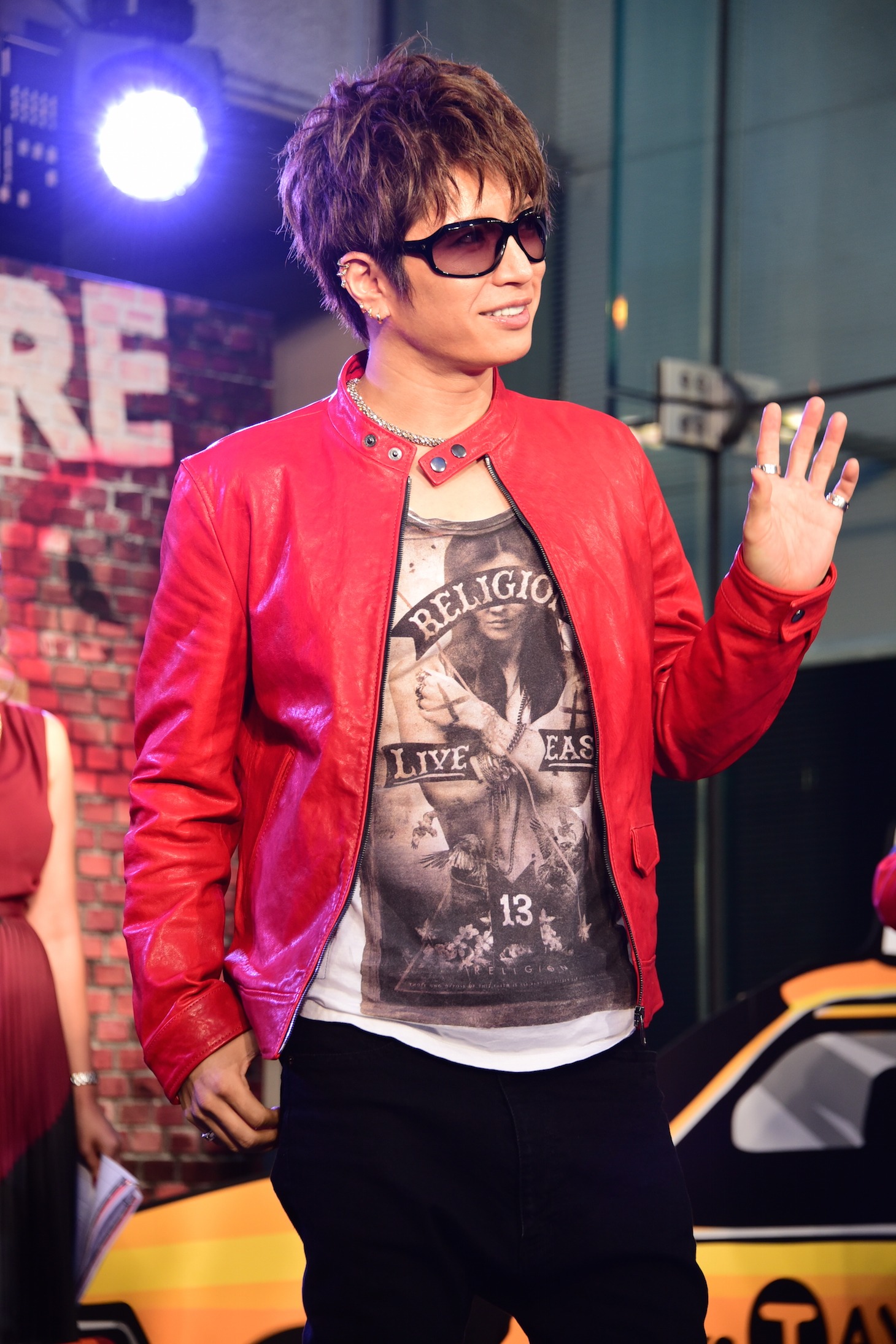 手を振るGACKT。