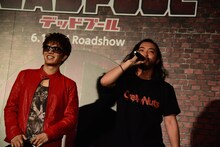 R-指定（右）のフリースタイルラップに聴き入るGACKT（左）。