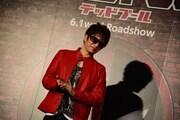 R-指定のパフォーマンスに拍手を送るGACKT。