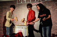 鏡割りをするDJ 松永、GACKT、R-指定。