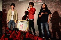 横たわるデッドプールの前でトークをするDJ 松永、GACKT、R-指定。