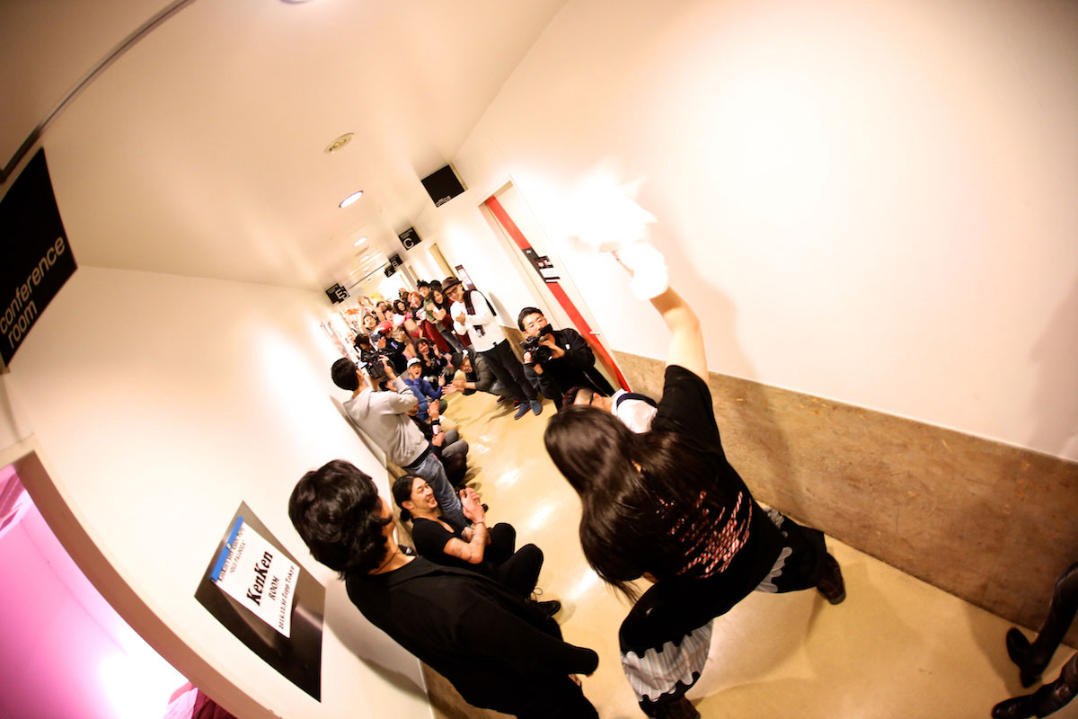 KenKen「KenKen 30th Anniv. Party "OLE PALOOZA 2015"」舞台裏の様子。（Photo by Viola Kam[V'z Twinkle]）