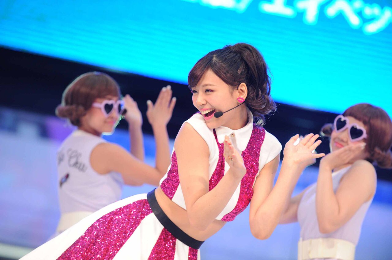 西内まりや、噴水広場で投げキスポーズ！ファンに呼びかけ「踊ってもらえたら」