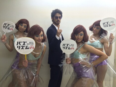 平井堅（中央）