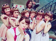 西内まりや（手前）