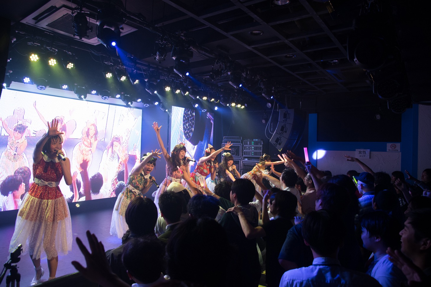 PPP!PiXiONによる新メンバーお披露目ライブの様子。