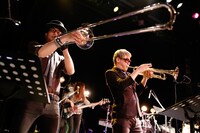 永原真夏＋SUPER GOOD BAND（撮影：木村泰之）