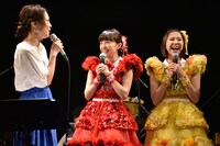 驚きのあまり素に戻ってしまった加藤いづみ（左）と、ももクロの百田夏菜子（中央）、玉井詩織（右）。