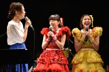 驚きのあまり素に戻ってしまった加藤いづみ（左）と、ももクロの百田夏菜子（中央）、玉井詩織（右）。