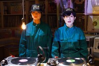 藤岡みなみ＆ザ・モローンズ「ド忘れ in the night」ミュージックビデオ撮影時のオフショット。（写真提供：PCI MUSIC）