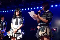 左から山本彩、峯岸みなみ。 (c)AKS