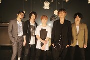 GEN（中央 / 04 Limited Sazabys）と[Alexandros]。