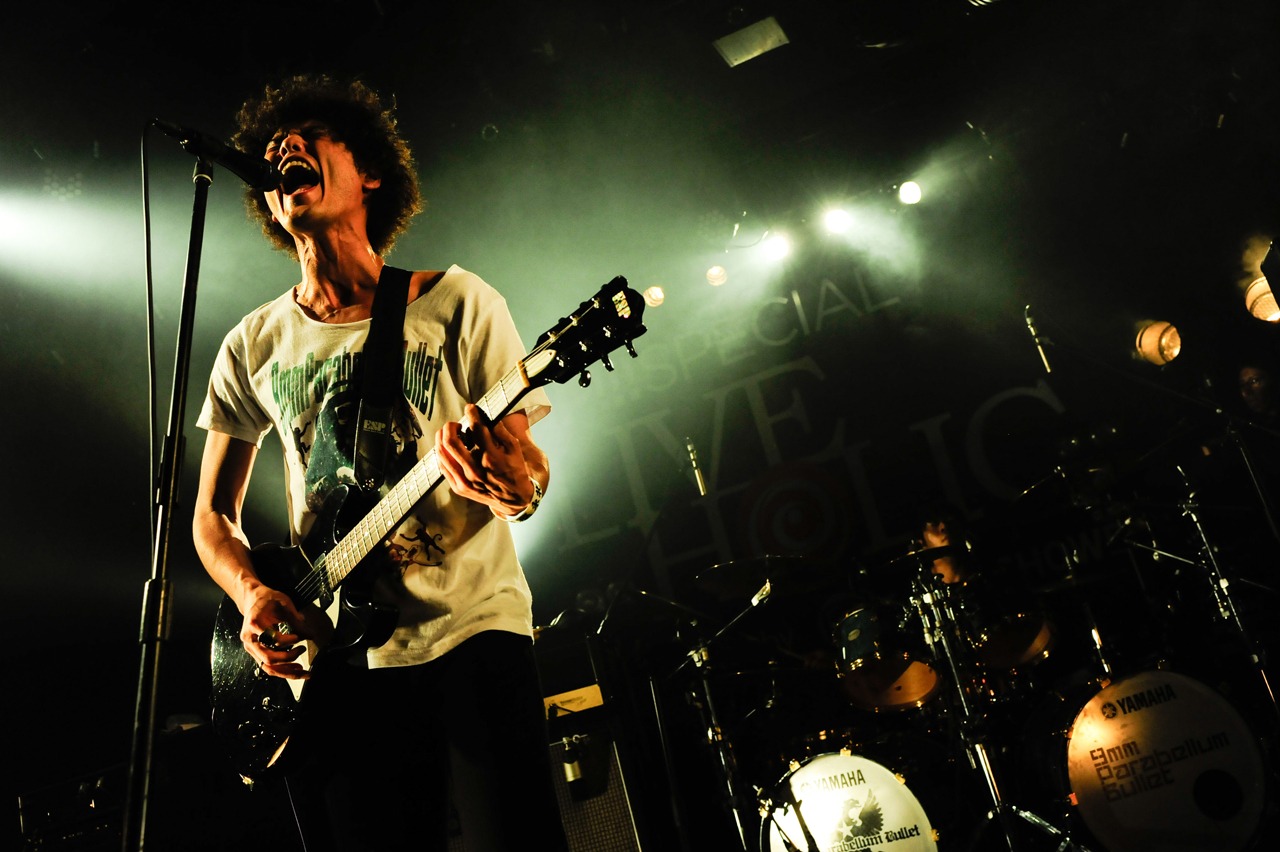 左より菅原卓郎（Vo, G）、かみじょうちひろ（Dr）。（撮影：岸田哲平）