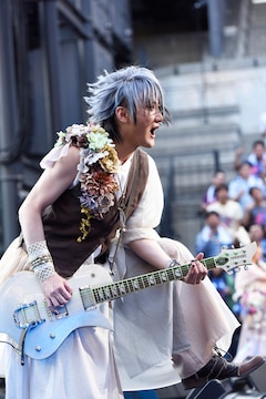 面白すぎて涙が出てきた Angela 河口湖畔を圧倒的幸福感で覆った13周年ライブ 音楽ナタリー