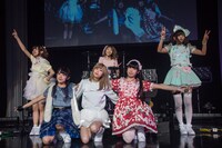 バンドじゃないもん！によるライブの様子。（写真撮影：林晋介）