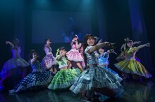 SUPER☆GiRLSによるライブの様子。（写真撮影：林晋介）