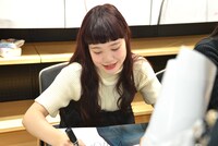 ポスターにサインをするセントチヒロ・チッチ。