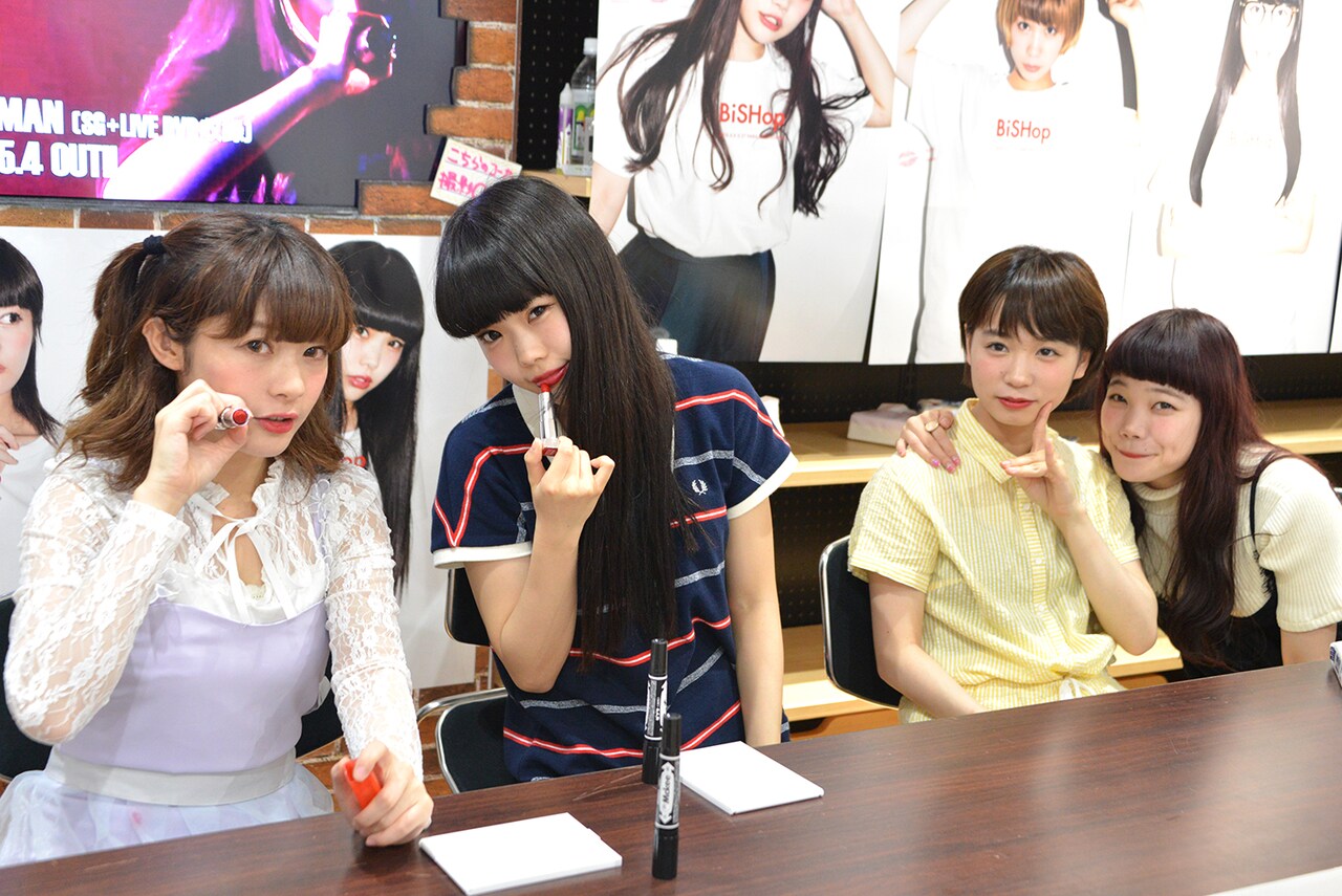 左よりハグ・ミィ、アイナ・ジ・エンド、モモコグミカンパニー