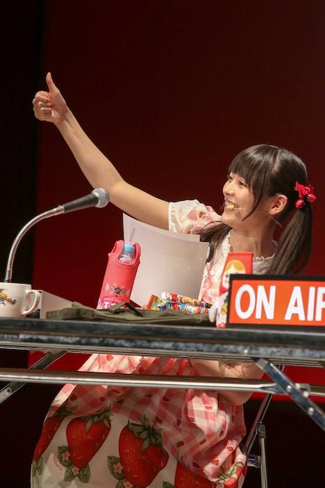 映画「ターミネーター2」で溶鉱炉へと沈むアーノルド・シュワルツェネッガーをマネる上坂すみれ。