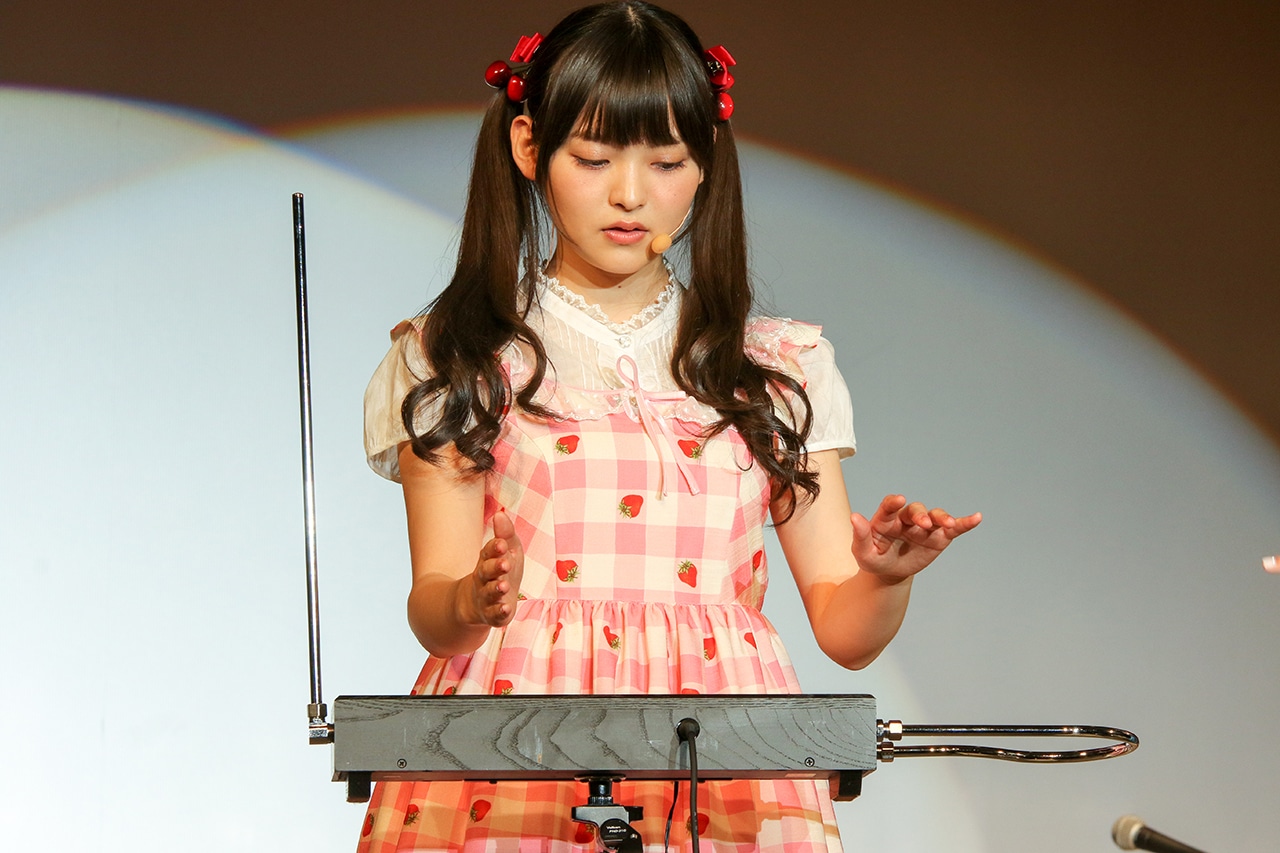 テルミンを弾く上坂すみれ。