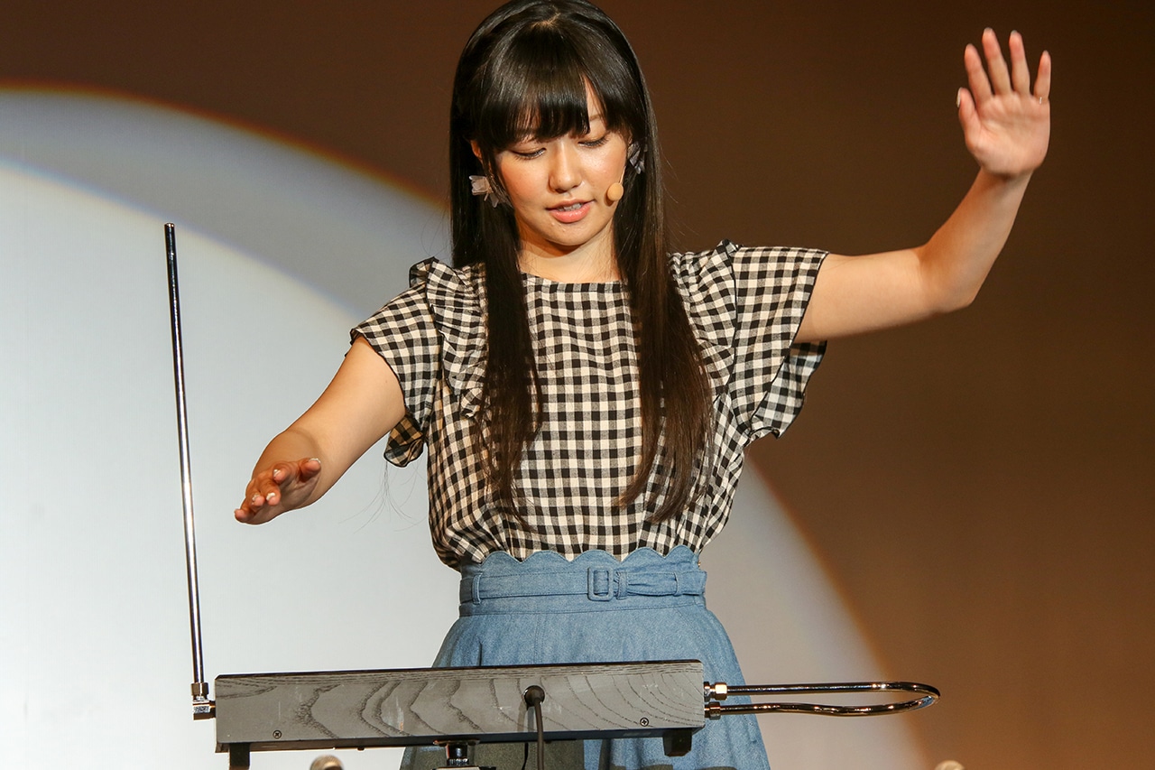 テルミンを弾く三澤紗千香。