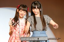 三澤紗千香（右）にテルミンの奏法をアバウトにレクチャーする上坂すみれ（左）。