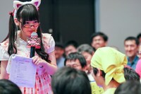 客席に繰り出し、同志諸君の姿をレポートする上坂すみれ。