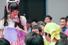 客席に繰り出し、同志諸君の姿をレポートする上坂すみれ。