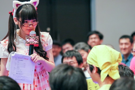 客席に繰り出し、同志諸君の姿をレポートする上坂すみれ。