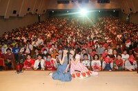 同志諸君と記念撮影する“闇のゆいかおり”。