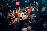 5月13日に東京・新宿MARZで行われたavengers in sci-fiの機材見学および試奏の様子。（撮影：西槇太一）