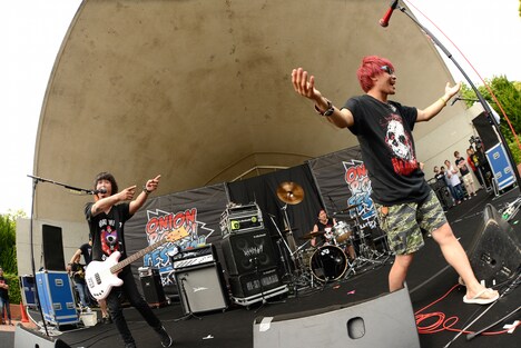 NAMBA69とゲストボーカルとして登場したアカマトシノリ（Vo, B / HOTSQUALL）。（撮影：半田安政[showcase]）