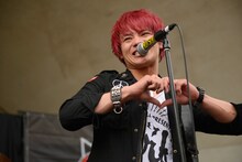 アカマトシノリ（Vo, B / HOTSQUALL）（撮影：半田安政[showcase]）