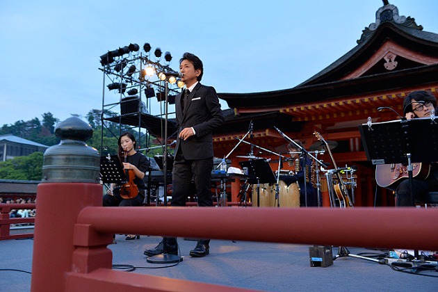 「嚴島神社 世界文化遺産登録20周年記念事業 藤井フミヤ 奉納コンサート」の様子。（Photo by TEAM LIGHTSOME）