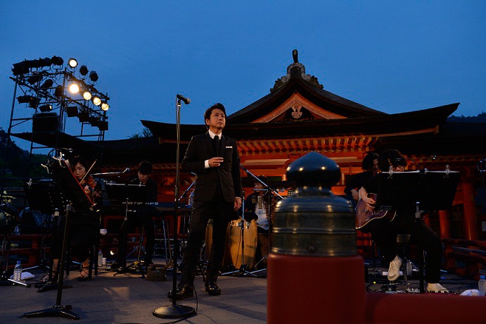 「嚴島神社 世界文化遺産登録20周年記念事業 藤井フミヤ 奉納コンサート」の様子。（Photo by TEAM LIGHTSOME）