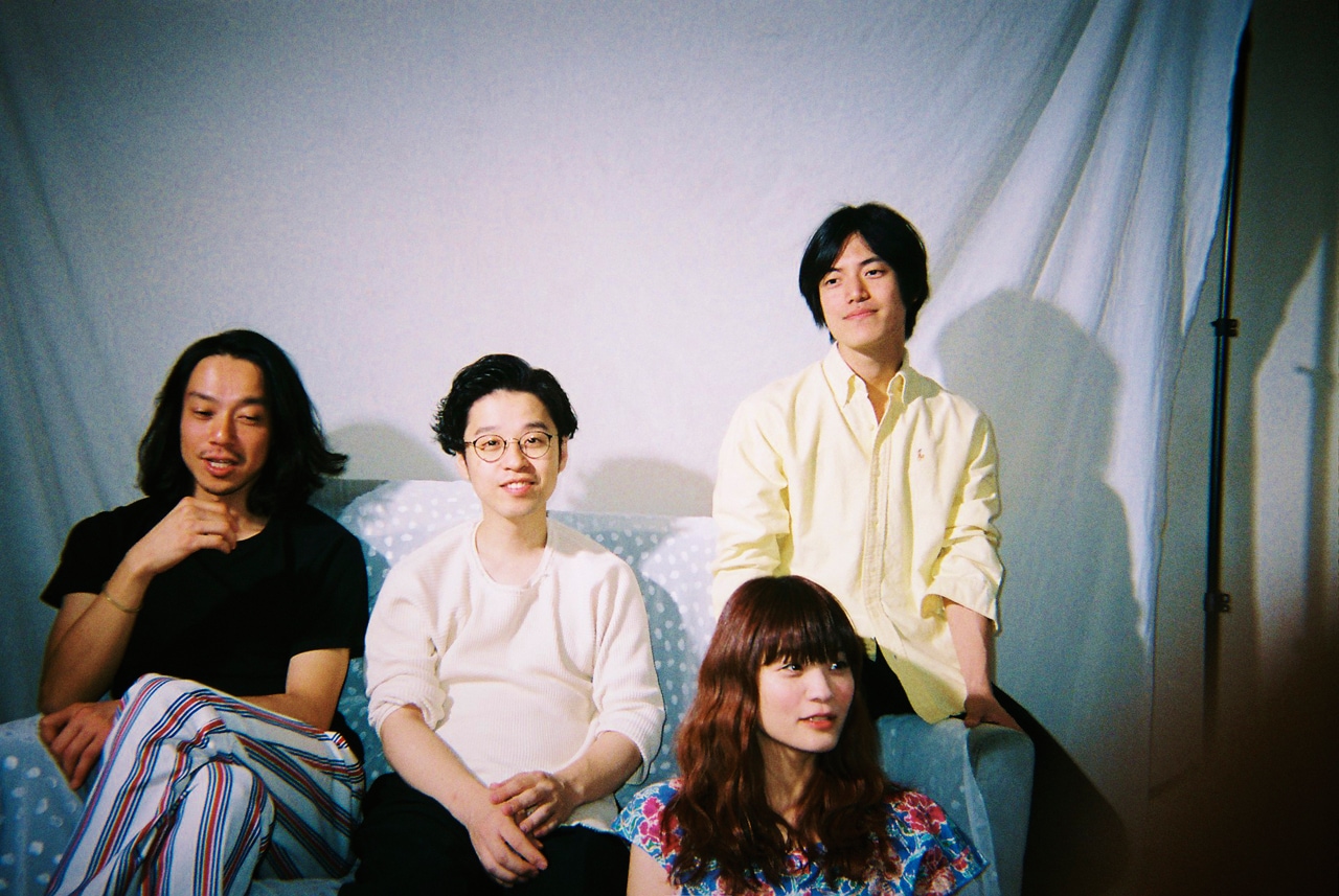 ノンブラリ、山本きゅーりが黒子と土手を駆け回る新MV