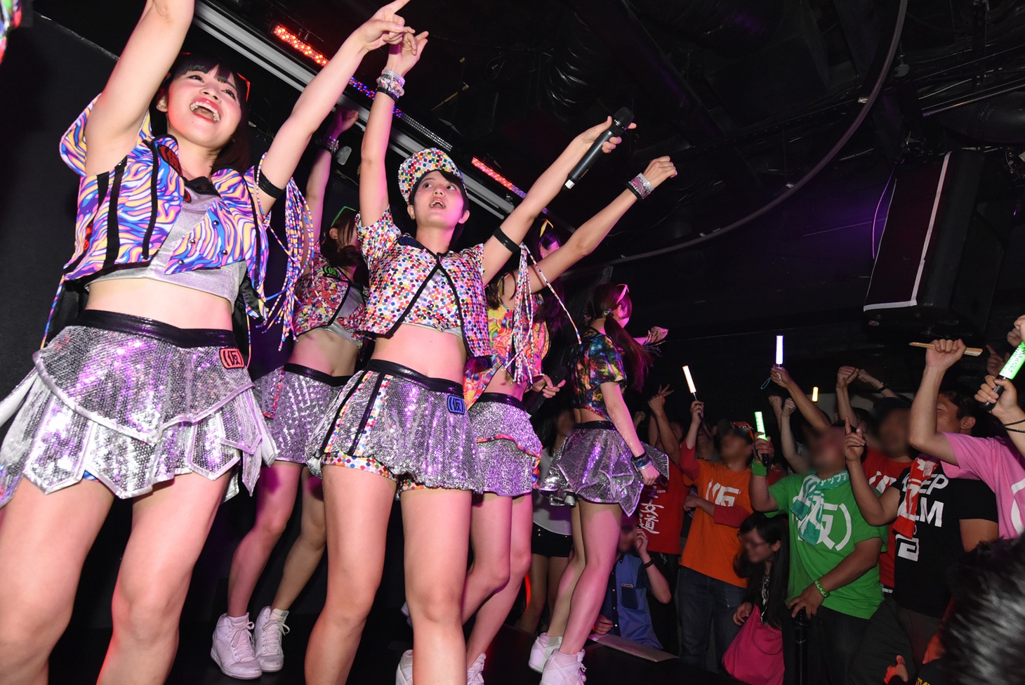 「じゃぱんぐ♪」にスペシャルゲストとして出演しライブパフォーマンスするアップアップガールズ（仮）。