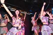「じゃぱんぐ♪」にスペシャルゲストとして出演しライブパフォーマンスするアップアップガールズ（仮）。